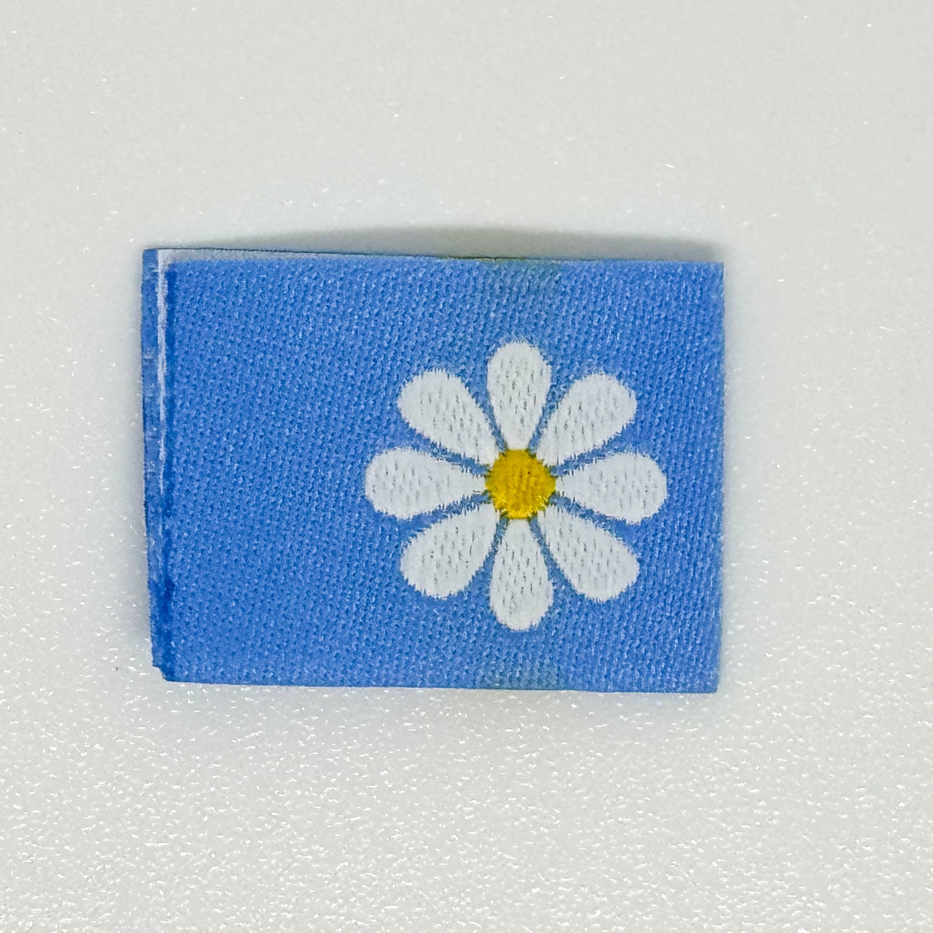 Dainty Daisy Woven Label image 0